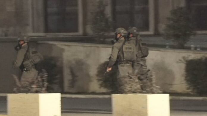 Pamje të pazakonta para Kryeministrisë/ RENEA krijon perimetër sigurie