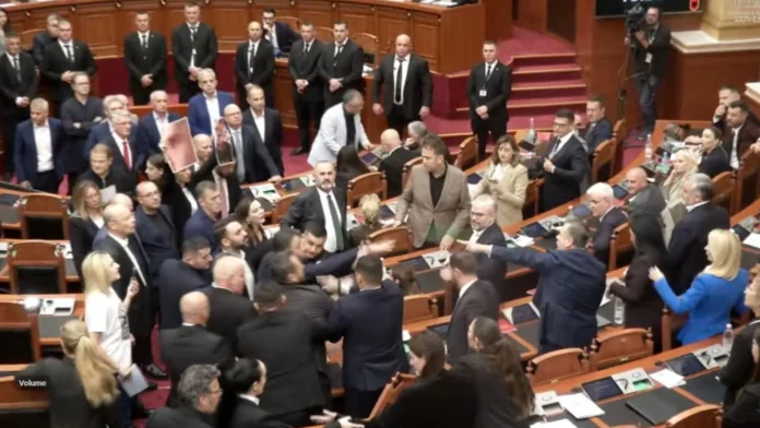 Video-Dhuna në protesta mbetet pa përgjigje/ PD zgjedh përplasjen në Kuvend