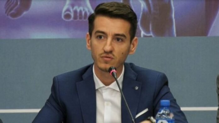 Promovimi i kurseve private nga drejtuesit e universiteteve/ Taulant Muka denoncon me video