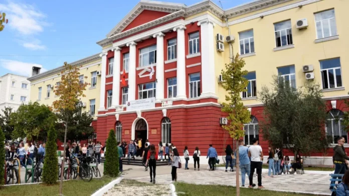 Nis viti i ri akademik/ Mësuesia mbetet pas, të rinjtë dynden drejt Mjekësisë, IT-së dhe Inxhinierive