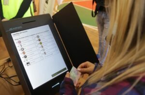 Votimi elektronik në zgjedhjet e 2027/ KQZ u kërkon partive të zgjedhin 3-4 bashki