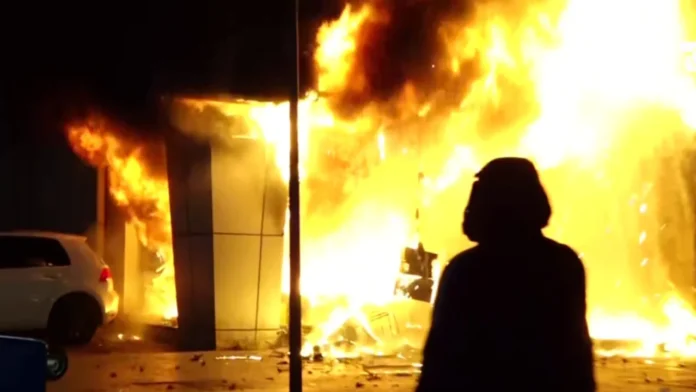 Zjarri i protestës prek edhe dosjet gjyqësore/ Gjykata e Lartë pezullon seancat